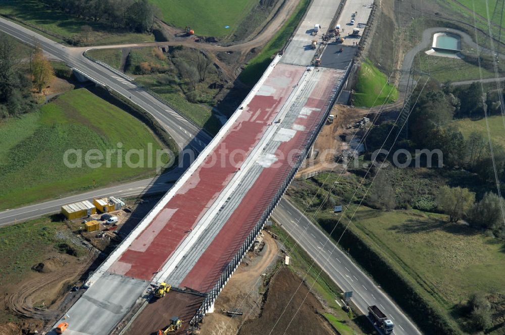 Aerial photograph Großenlupnitz - Blick auf die Baustelle der neuen Böbertalbrücke mit einer Länge von 370 m. Die Brücke ist Teil des Projekt Nordverlegung / Umfahrung Hörselberge der Autobahn E40 / A4 in Thüringen bei Eisenach. Durchgeführt werden die im Zuge dieses Projektes notwendigen Arbeiten unter an derem von den Mitarbeitern der Niederlassung Weimar der EUROVIA Verkehrsbau Union sowie der Niederlassungen Abbruch und Erdbau, Betonstraßenbau, Ingenieurbau und TECO Schallschutz der EUROVIA Beton sowie der DEGES.