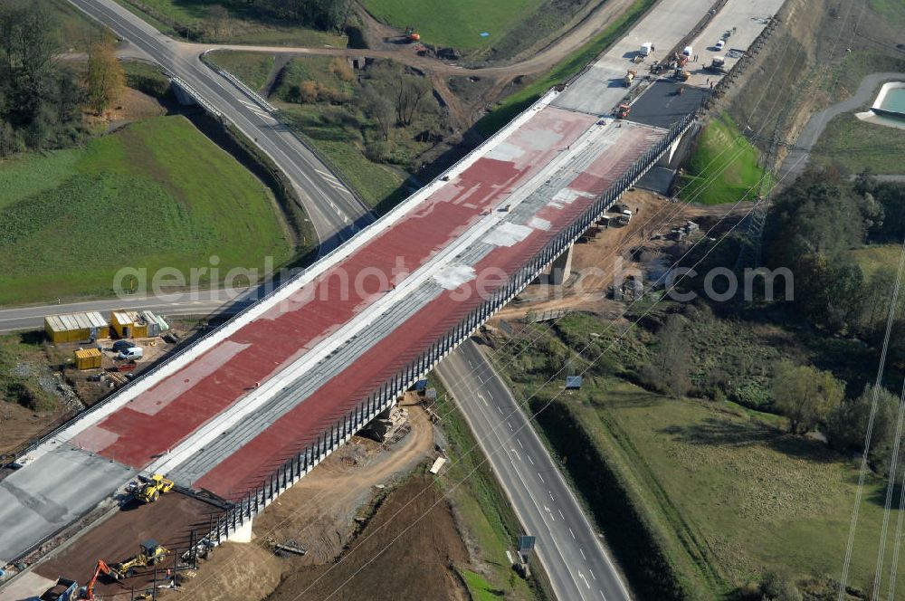 Großenlupnitz from above - Blick auf die Baustelle der neuen Böbertalbrücke mit einer Länge von 370 m. Die Brücke ist Teil des Projekt Nordverlegung / Umfahrung Hörselberge der Autobahn E40 / A4 in Thüringen bei Eisenach. Durchgeführt werden die im Zuge dieses Projektes notwendigen Arbeiten unter an derem von den Mitarbeitern der Niederlassung Weimar der EUROVIA Verkehrsbau Union sowie der Niederlassungen Abbruch und Erdbau, Betonstraßenbau, Ingenieurbau und TECO Schallschutz der EUROVIA Beton sowie der DEGES.