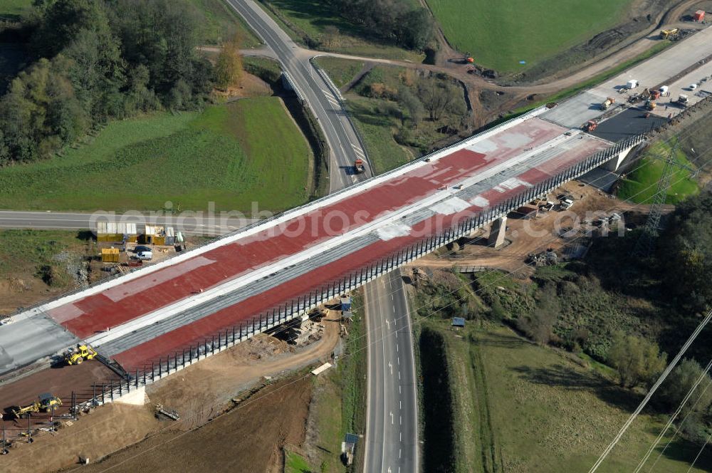 Großenlupnitz from the bird's eye view: Blick auf die Baustelle der neuen Böbertalbrücke mit einer Länge von 370 m. Die Brücke ist Teil des Projekt Nordverlegung / Umfahrung Hörselberge der Autobahn E40 / A4 in Thüringen bei Eisenach. Durchgeführt werden die im Zuge dieses Projektes notwendigen Arbeiten unter an derem von den Mitarbeitern der Niederlassung Weimar der EUROVIA Verkehrsbau Union sowie der Niederlassungen Abbruch und Erdbau, Betonstraßenbau, Ingenieurbau und TECO Schallschutz der EUROVIA Beton sowie der DEGES.