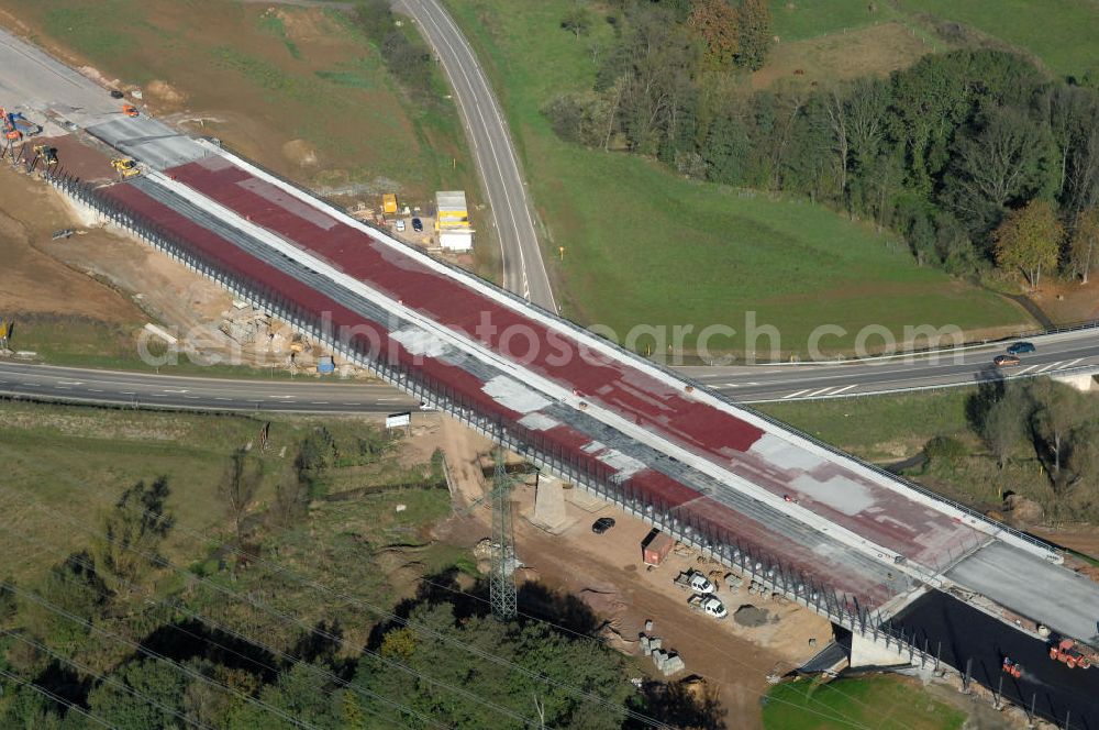 Aerial image Großenlupnitz - Blick auf die Baustelle der neuen Böbertalbrücke mit einer Länge von 370 m. Die Brücke ist Teil des Projekt Nordverlegung / Umfahrung Hörselberge der Autobahn E40 / A4 in Thüringen bei Eisenach. Durchgeführt werden die im Zuge dieses Projektes notwendigen Arbeiten unter an derem von den Mitarbeitern der Niederlassung Weimar der EUROVIA Verkehrsbau Union sowie der Niederlassungen Abbruch und Erdbau, Betonstraßenbau, Ingenieurbau und TECO Schallschutz der EUROVIA Beton sowie der DEGES.