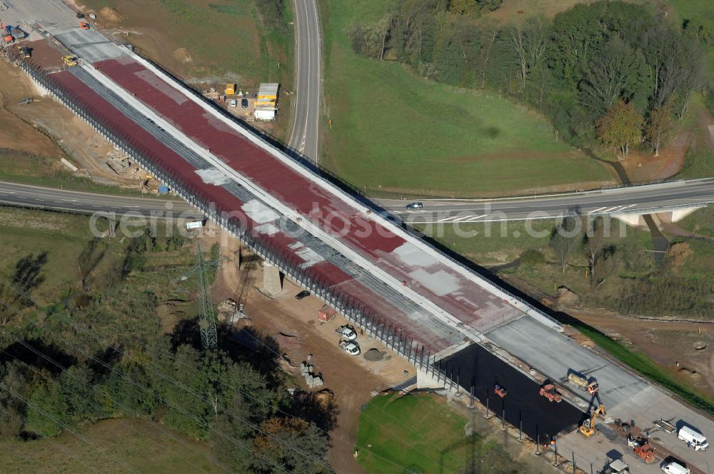 Aerial photograph Großenlupnitz - Blick auf die Baustelle der neuen Böbertalbrücke mit einer Länge von 370 m. Die Brücke ist Teil des Projekt Nordverlegung / Umfahrung Hörselberge der Autobahn E40 / A4 in Thüringen bei Eisenach. Durchgeführt werden die im Zuge dieses Projektes notwendigen Arbeiten unter an derem von den Mitarbeitern der Niederlassung Weimar der EUROVIA Verkehrsbau Union sowie der Niederlassungen Abbruch und Erdbau, Betonstraßenbau, Ingenieurbau und TECO Schallschutz der EUROVIA Beton sowie der DEGES.