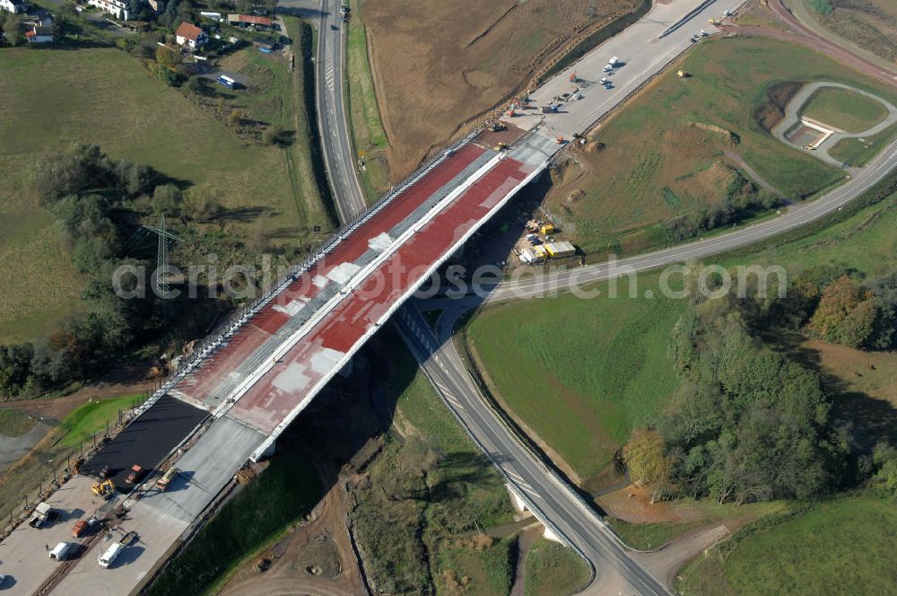 Aerial image Großenlupnitz - Blick auf die Baustelle der neuen Böbertalbrücke mit einer Länge von 370 m. Die Brücke ist Teil des Projekt Nordverlegung / Umfahrung Hörselberge der Autobahn E40 / A4 in Thüringen bei Eisenach. Durchgeführt werden die im Zuge dieses Projektes notwendigen Arbeiten unter an derem von den Mitarbeitern der Niederlassung Weimar der EUROVIA Verkehrsbau Union sowie der Niederlassungen Abbruch und Erdbau, Betonstraßenbau, Ingenieurbau und TECO Schallschutz der EUROVIA Beton sowie der DEGES.