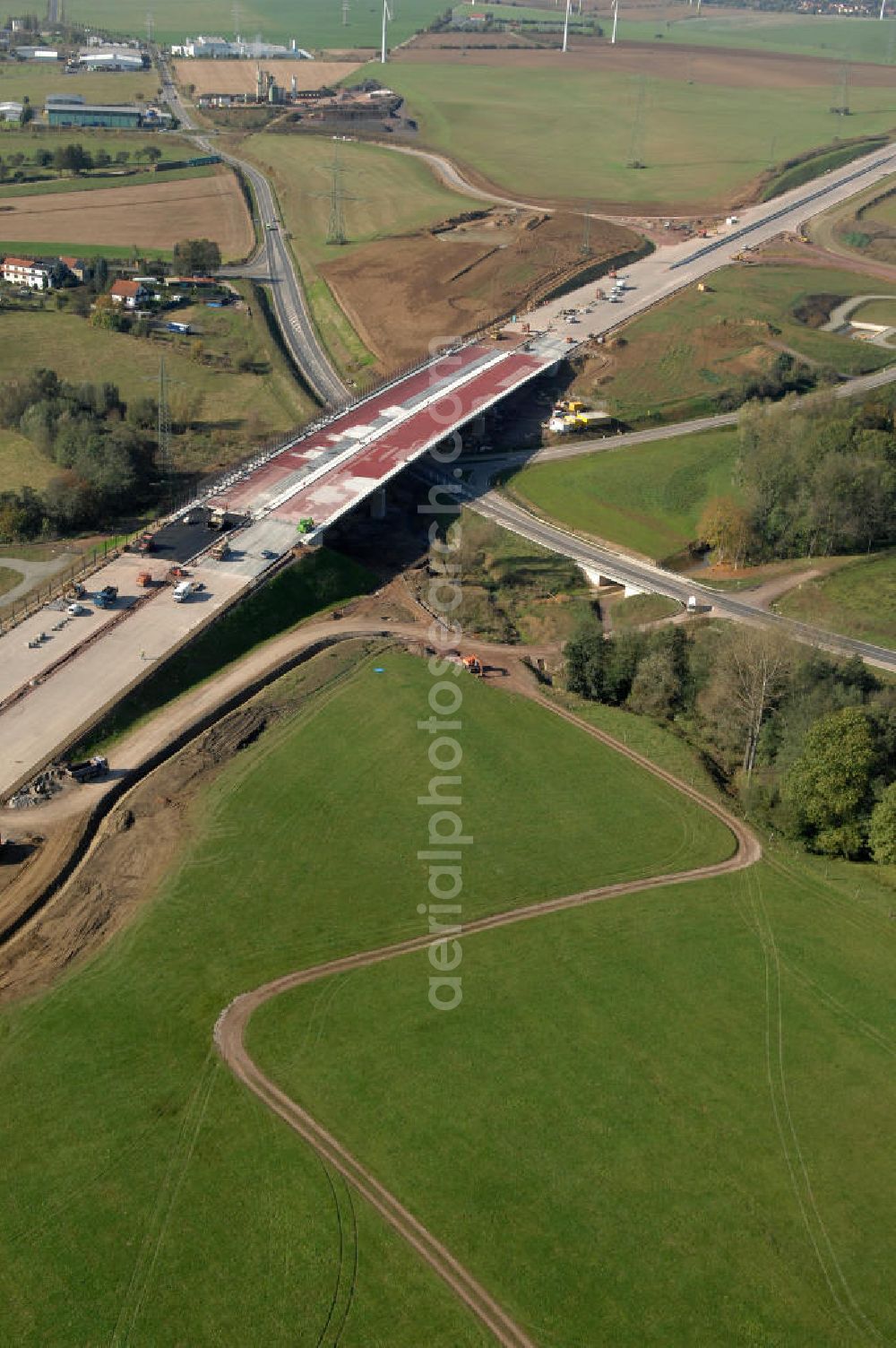 Großenlupnitz from above - Blick auf die Baustelle der neuen Böbertalbrücke mit einer Länge von 370 m und der Ausfahrt / Anschlussstelle Eisenach-Ost. Die Brücke ist Teil des Projekt Nordverlegung / Umfahrung Hörselberge der Autobahn E40 / A4 in Thüringen bei Eisenach. Durchgeführt werden die im Zuge dieses Projektes notwendigen Arbeiten unter an derem von den Mitarbeitern der Niederlassung Weimar der EUROVIA Verkehrsbau Union sowie der Niederlassungen Abbruch und Erdbau, Betonstraßenbau, Ingenieurbau und TECO Schallschutz der EUROVIA Beton sowie der DEGES.