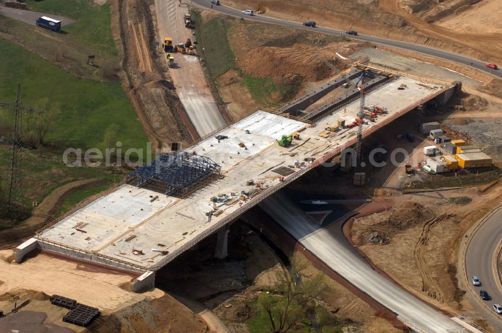 Großenlupnitz from the bird's eye view: Blick auf die Baustelle der neuen Böbertalbrücke mit einer Länge von 370 m. Die Brücke ist Teil des Projekt Nordverlegung / Umfahrung Hörselberge der Autobahn E40 / A4 in Thüringen bei Eisenach. Durchgeführt werden die im Zuge dieses Projektes notwendigen Arbeiten unter an derem von den Mitarbeitern der Niederlassung Weimar der EUROVIA Verkehrsbau Union sowie der Niederlassungen Abbruch und Erdbau, Betonstraßenbau, Ingenieurbau und TECO Schallschutz der EUROVIA Beton sowie der DEGES.