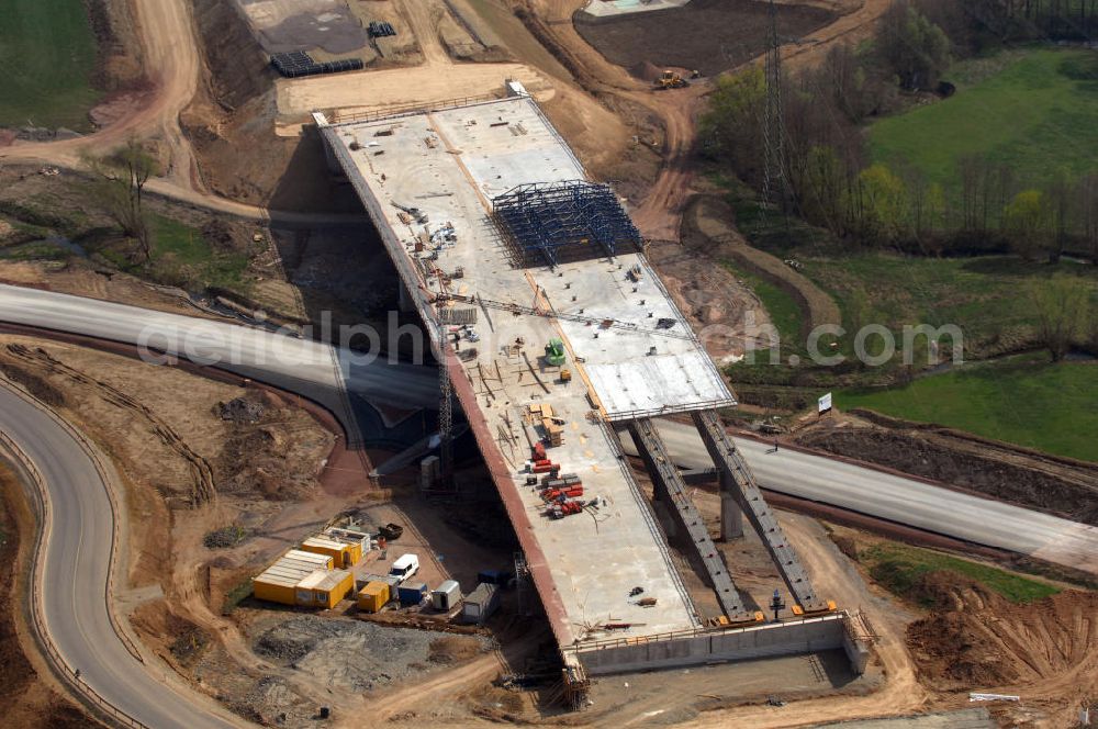 Großenlupnitz from above - Blick auf die Baustelle der neuen Böbertalbrücke mit einer Länge von 370 m. Die Brücke ist Teil des Projekt Nordverlegung / Umfahrung Hörselberge der Autobahn E40 / A4 in Thüringen bei Eisenach. Durchgeführt werden die im Zuge dieses Projektes notwendigen Arbeiten unter an derem von den Mitarbeitern der Niederlassung Weimar der EUROVIA Verkehrsbau Union sowie der Niederlassungen Abbruch und Erdbau, Betonstraßenbau, Ingenieurbau und TECO Schallschutz der EUROVIA Beton sowie der DEGES.