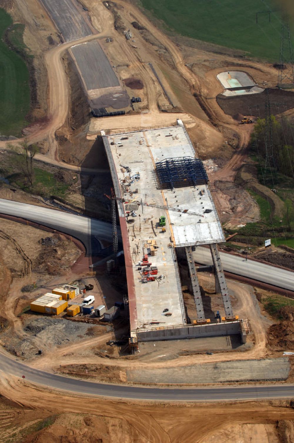 Großenlupnitz from the bird's eye view: Blick auf die Baustelle der neuen Böbertalbrücke mit einer Länge von 370 m. Die Brücke ist Teil des Projekt Nordverlegung / Umfahrung Hörselberge der Autobahn E40 / A4 in Thüringen bei Eisenach. Durchgeführt werden die im Zuge dieses Projektes notwendigen Arbeiten unter an derem von den Mitarbeitern der Niederlassung Weimar der EUROVIA Verkehrsbau Union sowie der Niederlassungen Abbruch und Erdbau, Betonstraßenbau, Ingenieurbau und TECO Schallschutz der EUROVIA Beton sowie der DEGES.