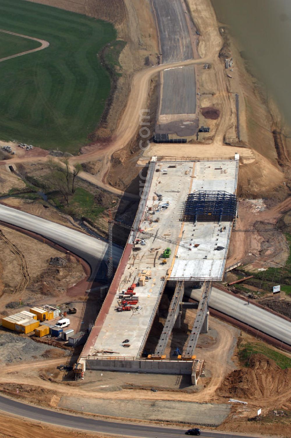 Aerial image Großenlupnitz - Blick auf die Baustelle der neuen Böbertalbrücke mit einer Länge von 370 m. Die Brücke ist Teil des Projekt Nordverlegung / Umfahrung Hörselberge der Autobahn E40 / A4 in Thüringen bei Eisenach. Durchgeführt werden die im Zuge dieses Projektes notwendigen Arbeiten unter an derem von den Mitarbeitern der Niederlassung Weimar der EUROVIA Verkehrsbau Union sowie der Niederlassungen Abbruch und Erdbau, Betonstraßenbau, Ingenieurbau und TECO Schallschutz der EUROVIA Beton sowie der DEGES.