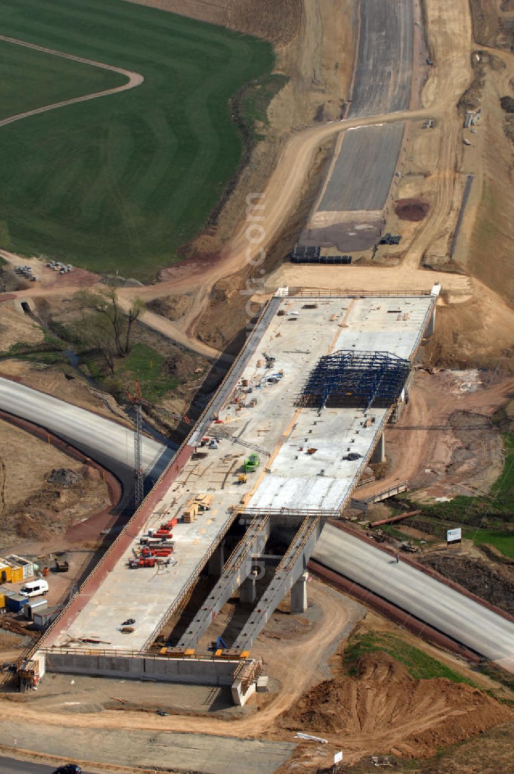 Aerial photograph Großenlupnitz - Blick auf die Baustelle der neuen Böbertalbrücke mit einer Länge von 370 m. Die Brücke ist Teil des Projekt Nordverlegung / Umfahrung Hörselberge der Autobahn E40 / A4 in Thüringen bei Eisenach. Durchgeführt werden die im Zuge dieses Projektes notwendigen Arbeiten unter an derem von den Mitarbeitern der Niederlassung Weimar der EUROVIA Verkehrsbau Union sowie der Niederlassungen Abbruch und Erdbau, Betonstraßenbau, Ingenieurbau und TECO Schallschutz der EUROVIA Beton sowie der DEGES.