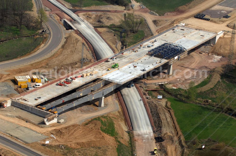 Großenlupnitz from the bird's eye view: Blick auf die Baustelle der neuen Böbertalbrücke mit einer Länge von 370 m. Die Brücke ist Teil des Projekt Nordverlegung / Umfahrung Hörselberge der Autobahn E40 / A4 in Thüringen bei Eisenach. Durchgeführt werden die im Zuge dieses Projektes notwendigen Arbeiten unter an derem von den Mitarbeitern der Niederlassung Weimar der EUROVIA Verkehrsbau Union sowie der Niederlassungen Abbruch und Erdbau, Betonstraßenbau, Ingenieurbau und TECO Schallschutz der EUROVIA Beton sowie der DEGES.