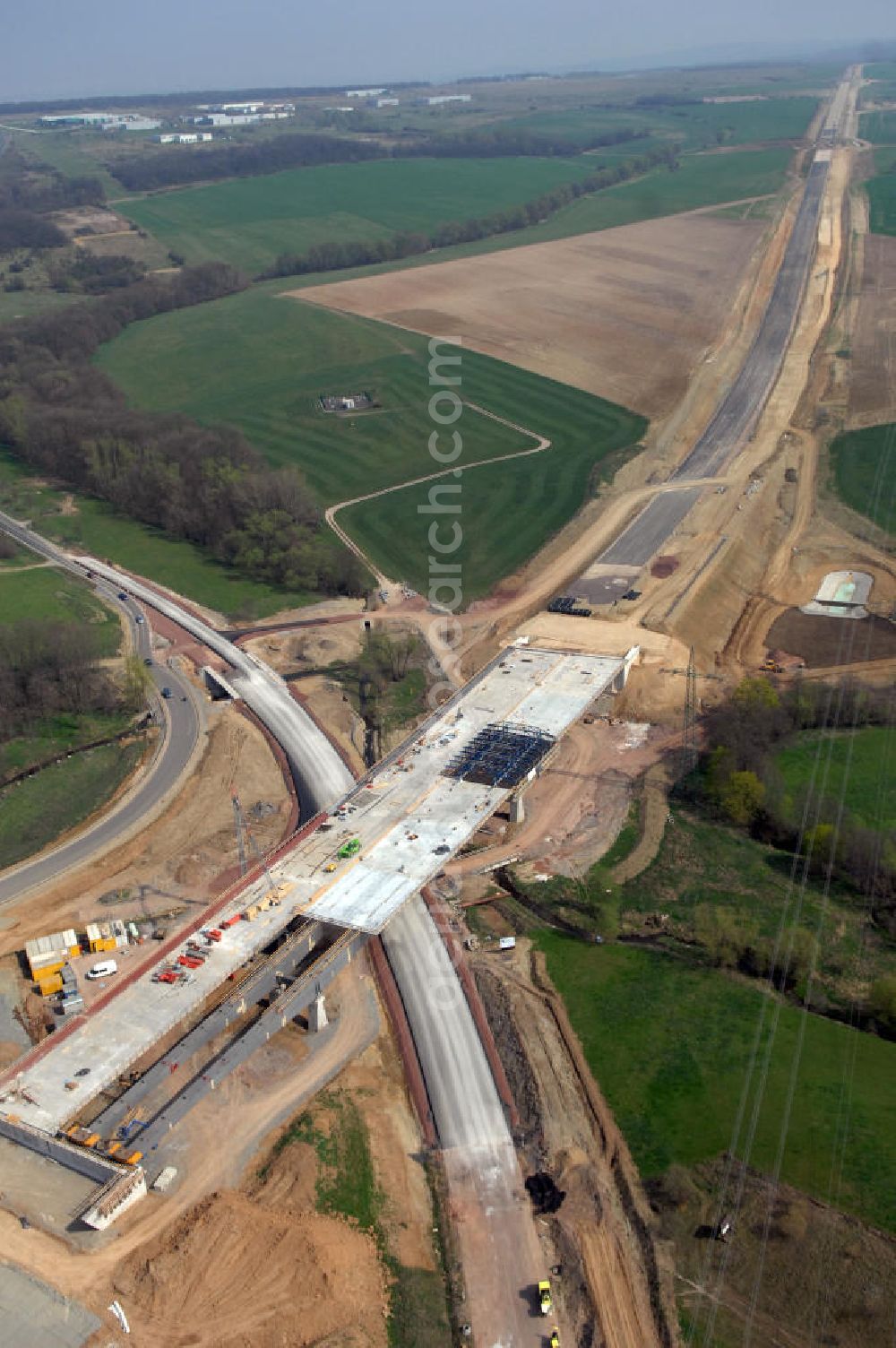 Großenlupnitz from the bird's eye view: Blick auf die Baustelle der neuen Böbertalbrücke mit einer Länge von 370 m. Die Brücke ist Teil des Projekt Nordverlegung / Umfahrung Hörselberge der Autobahn E40 / A4 in Thüringen bei Eisenach. Durchgeführt werden die im Zuge dieses Projektes notwendigen Arbeiten unter an derem von den Mitarbeitern der Niederlassung Weimar der EUROVIA Verkehrsbau Union sowie der Niederlassungen Abbruch und Erdbau, Betonstraßenbau, Ingenieurbau und TECO Schallschutz der EUROVIA Beton sowie der DEGES.