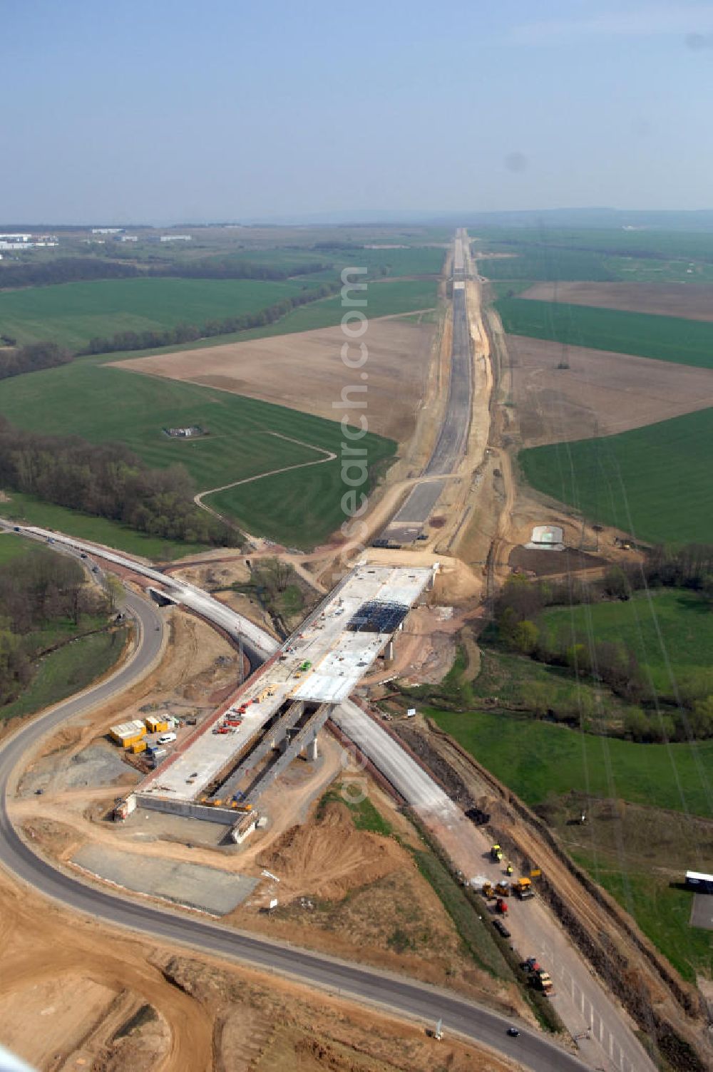 Aerial image Großenlupnitz - Blick auf die Baustelle der neuen Böbertalbrücke mit einer Länge von 370 m. Die Brücke ist Teil des Projekt Nordverlegung / Umfahrung Hörselberge der Autobahn E40 / A4 in Thüringen bei Eisenach. Durchgeführt werden die im Zuge dieses Projektes notwendigen Arbeiten unter an derem von den Mitarbeitern der Niederlassung Weimar der EUROVIA Verkehrsbau Union sowie der Niederlassungen Abbruch und Erdbau, Betonstraßenbau, Ingenieurbau und TECO Schallschutz der EUROVIA Beton sowie der DEGES.