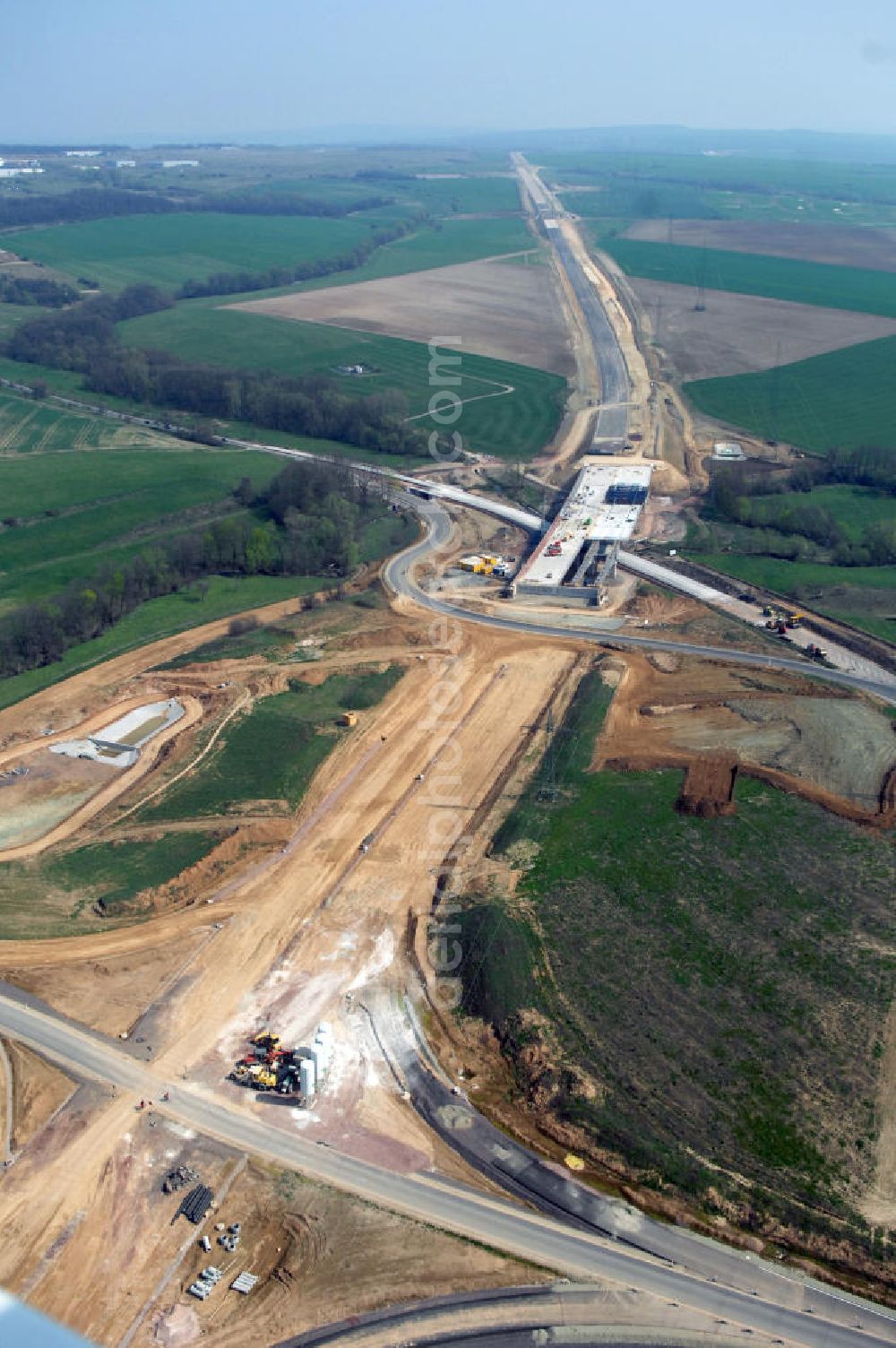 Aerial photograph Großenlupnitz - Blick auf die Baustelle der neuen Böbertalbrücke mit einer Länge von 370 m und der Ausfahrt / Anschlussstelle Eisenach-Ost. Die Brücke ist Teil des Projekt Nordverlegung / Umfahrung Hörselberge der Autobahn E40 / A4 in Thüringen bei Eisenach. Durchgeführt werden die im Zuge dieses Projektes notwendigen Arbeiten unter an derem von den Mitarbeitern der Niederlassung Weimar der EUROVIA Verkehrsbau Union sowie der Niederlassungen Abbruch und Erdbau, Betonstraßenbau, Ingenieurbau und TECO Schallschutz der EUROVIA Beton sowie der DEGES.