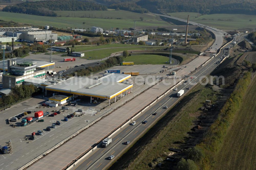 Eisenach from the bird's eye view: Blick auf die Baustelle des Übergang der alten A4 auf die neue A4 nahe der neuen Anschlussstelle Eisenach-West und der Raststätte Eisenach. Der Neubau ist Teil des Projekt Nordverlegung / Umfahrung Hörselberge der Autobahn E40 / A4 in Thüringen bei Eisenach. Durchgeführt werden die im Zuge dieses Projektes notwendigen Arbeiten unter an derem von den Mitarbeitern der Niederlassung Weimar der EUROVIA Verkehrsbau Union sowie der Niederlassungen Abbruch und Erdbau, Betonstraßenbau, Ingenieurbau und TECO Schallschutz der EUROVIA Beton sowie der DEGES.