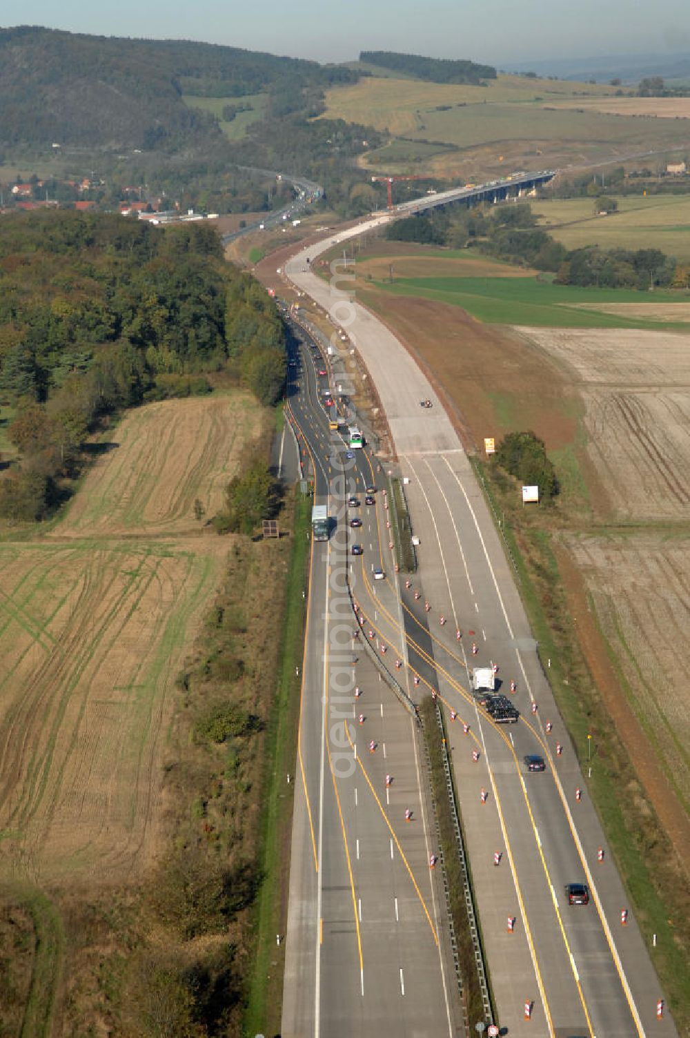 Sättelstädt from the bird's eye view: Blick auf die Baustelle des Übergang der alten A4 auf die neue A4 bei Sättelstädt. Der Neubau ist Teil des Projekt Nordverlegung / Umfahrung Hörselberge der Autobahn E40 / A4 in Thüringen bei Eisenach. Durchgeführt werden die im Zuge dieses Projektes notwendigen Arbeiten unter an derem von den Mitarbeitern der Niederlassung Weimar der EUROVIA Verkehrsbau Union sowie der Niederlassungen Abbruch und Erdbau, Betonstraßenbau, Ingenieurbau und TECO Schallschutz der EUROVIA Beton sowie der DEGES.