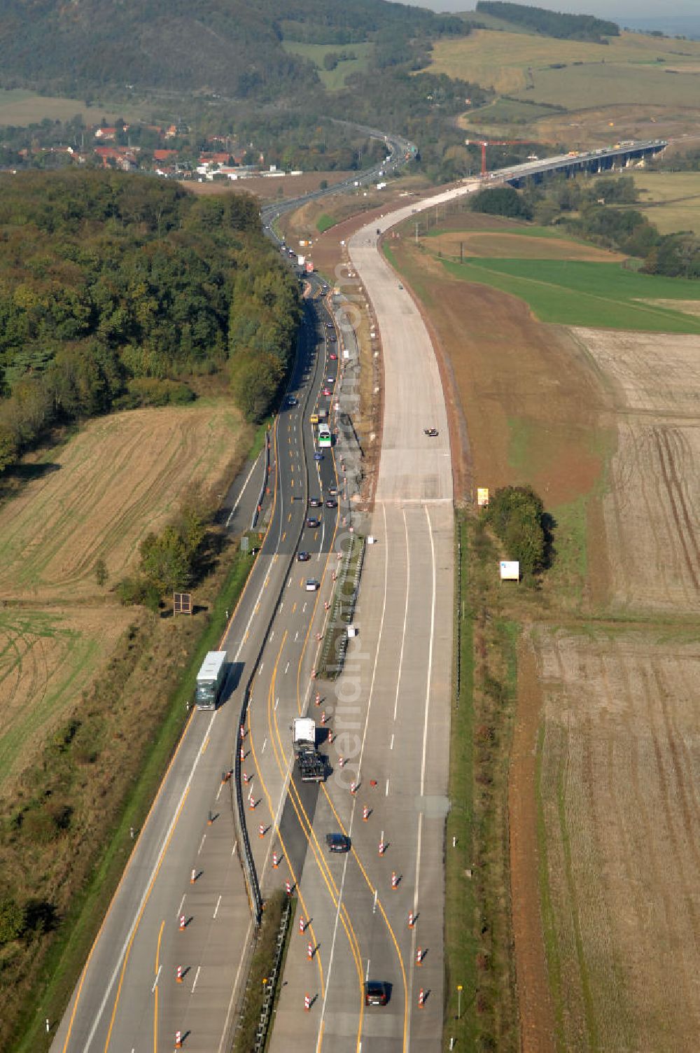 Aerial image Sättelstädt - Blick auf die Baustelle des Übergang der alten A4 auf die neue A4 bei Sättelstädt. Der Neubau ist Teil des Projekt Nordverlegung / Umfahrung Hörselberge der Autobahn E40 / A4 in Thüringen bei Eisenach. Durchgeführt werden die im Zuge dieses Projektes notwendigen Arbeiten unter an derem von den Mitarbeitern der Niederlassung Weimar der EUROVIA Verkehrsbau Union sowie der Niederlassungen Abbruch und Erdbau, Betonstraßenbau, Ingenieurbau und TECO Schallschutz der EUROVIA Beton sowie der DEGES.