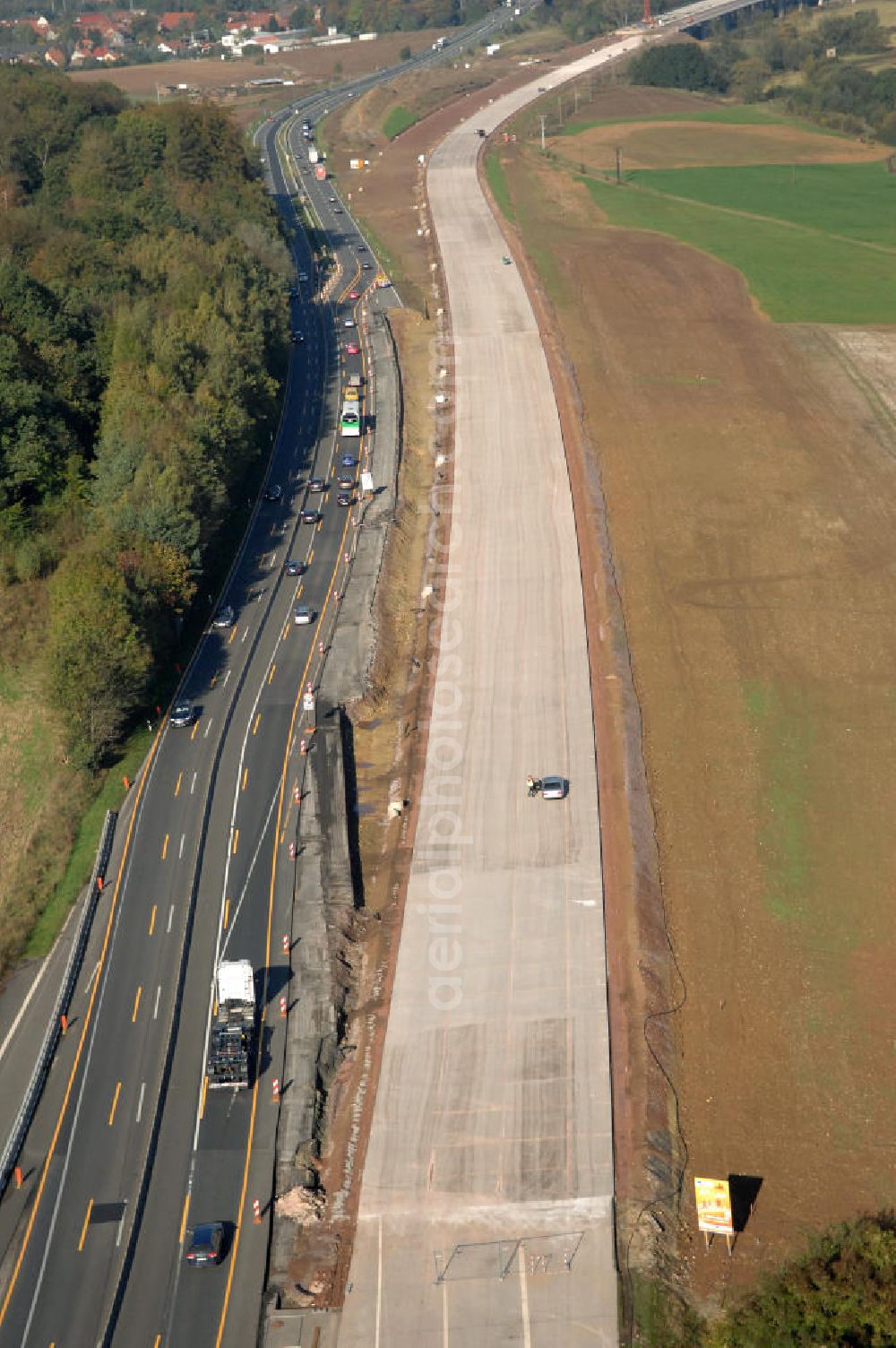 Aerial photograph Sättelstädt - Blick auf die Baustelle des Übergang der alten A4 auf die neue A4 bei Sättelstädt. Der Neubau ist Teil des Projekt Nordverlegung / Umfahrung Hörselberge der Autobahn E40 / A4 in Thüringen bei Eisenach. Durchgeführt werden die im Zuge dieses Projektes notwendigen Arbeiten unter an derem von den Mitarbeitern der Niederlassung Weimar der EUROVIA Verkehrsbau Union sowie der Niederlassungen Abbruch und Erdbau, Betonstraßenbau, Ingenieurbau und TECO Schallschutz der EUROVIA Beton sowie der DEGES.