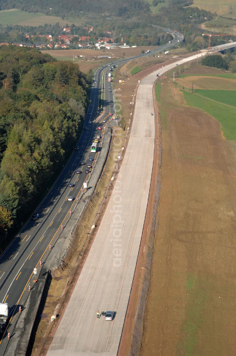 Sättelstädt from above - Blick auf die Baustelle des Übergang der alten A4 auf die neue A4 bei Sättelstädt. Der Neubau ist Teil des Projekt Nordverlegung / Umfahrung Hörselberge der Autobahn E40 / A4 in Thüringen bei Eisenach. Durchgeführt werden die im Zuge dieses Projektes notwendigen Arbeiten unter an derem von den Mitarbeitern der Niederlassung Weimar der EUROVIA Verkehrsbau Union sowie der Niederlassungen Abbruch und Erdbau, Betonstraßenbau, Ingenieurbau und TECO Schallschutz der EUROVIA Beton sowie der DEGES.