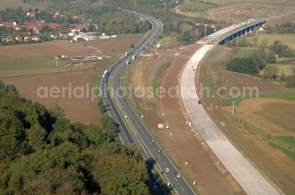 Sättelstädt from the bird's eye view: Blick auf die Baustelle des Übergang der alten A4 auf die neue A4 bei Sättelstädt. Der Neubau ist Teil des Projekt Nordverlegung / Umfahrung Hörselberge der Autobahn E40 / A4 in Thüringen bei Eisenach. Durchgeführt werden die im Zuge dieses Projektes notwendigen Arbeiten unter an derem von den Mitarbeitern der Niederlassung Weimar der EUROVIA Verkehrsbau Union sowie der Niederlassungen Abbruch und Erdbau, Betonstraßenbau, Ingenieurbau und TECO Schallschutz der EUROVIA Beton sowie der DEGES.