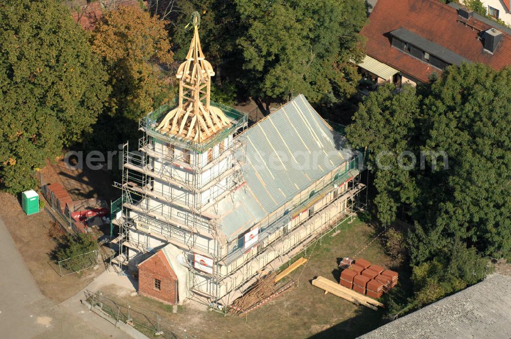 Bergzow from above - Blick auf die Baustelle der im Wiederaufbau befindliche Bergzower Dorfkirche aus dem 13. Jahrhundert. Die eingerüstete Kirche wird von Grund auf saniert und erhält wieder eine Turmspitze, welche 1985 durch eine Blitzschlag zerstört und