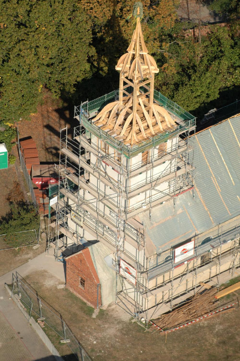 Bergzow from the bird's eye view: Blick auf die Baustelle der im Wiederaufbau befindliche Bergzower Dorfkirche aus dem 13. Jahrhundert. Die eingerüstete Kirche wird von Grund auf saniert und erhält wieder eine Turmspitze, welche 1985 durch eine Blitzschlag zerstört und