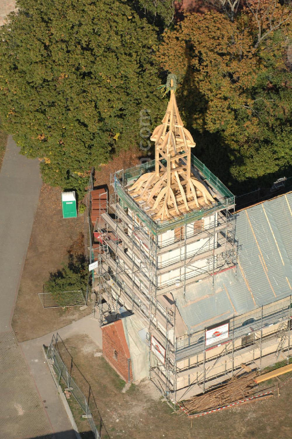 Aerial image Bergzow - Blick auf die Baustelle der im Wiederaufbau befindliche Bergzower Dorfkirche aus dem 13. Jahrhundert. Die eingerüstete Kirche wird von Grund auf saniert und erhält wieder eine Turmspitze, welche 1985 durch eine Blitzschlag zerstört und