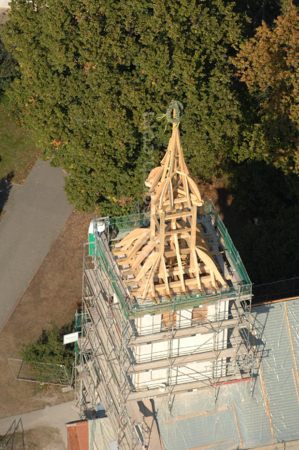 Aerial photograph Bergzow - Blick auf die Baustelle der im Wiederaufbau befindliche Bergzower Dorfkirche aus dem 13. Jahrhundert. Die eingerüstete Kirche wird von Grund auf saniert und erhält wieder eine Turmspitze, welche 1985 durch eine Blitzschlag zerstört und