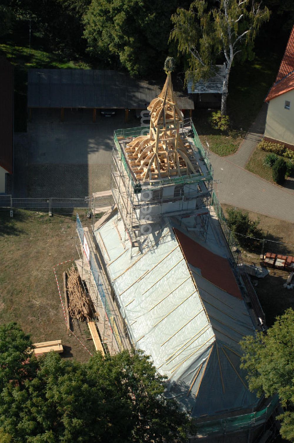 Bergzow from the bird's eye view: Blick auf die Baustelle der im Wiederaufbau befindliche Bergzower Dorfkirche aus dem 13. Jahrhundert. Die eingerüstete Kirche wird von Grund auf saniert und erhält wieder eine Turmspitze, welche 1985 durch eine Blitzschlag zerstört und