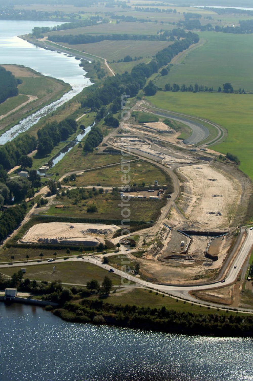 Aerial photograph Großkoschen - Blick auf die Baustelle eines Überleiters vom Senftenberger See zum Geierswalder See. Das Lausitzer Seenland mit seinen zehn Bergbaufolgeseen soll mit 13 Überleitern in ein schiffbares mit allen Seen verbundenes Seengebiet zusammengeführt werden. Beim Projekt Überleiter 12 erfolgt die Verbindung zwischen den beiden Seen mittels zweier Tunnel / Unterquerung zum einen der Bundesstraße B 96 und zum an deren des noch zu verlegendem Wasserlaufs der Schwarzen Elster. Am Oberen Vorhafen erfolgt der Bau einer Schleuse / Schlausenanlage. Kontakt: Lausitzer und Mitteldeutsche Bergbau-Verwaltungsgesellschaft mbH, LMBV, Abteilung Liegenschaften Lausitz, Dr. Bernd Krüger, Abteilungsleiter, Tel. +49(0)3573 844-210, Fax +49(0)3573 844-602, bernd.krueger@lmbv.de; Kontakt Bauausführung: Strabag AG Direktion Straßenbau Berlin-Brandenburg, Bereich Lausitz, Güterbahnhofstraße o. Nr., 01968 Senftenberg, Tel. +49(0)3573 3723-0, Fax +49(0)3573 3723-40, ber-sb-lausitz@strabag.com