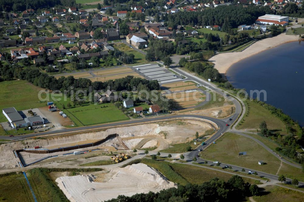 Großkoschen from above - Blick auf die Baustelle eines Überleiters vom Senftenberger See zum Geierswalder See. Das Lausitzer Seenland mit seinen zehn Bergbaufolgeseen soll mit 13 Überleitern in ein schiffbares mit allen Seen verbundenes Seengebiet zusammengeführt werden. Beim Projekt Überleiter 12 erfolgt die Verbindung zwischen den beiden Seen mittels zweier Tunnel / Unterquerung zum einen der Bundesstraße B 96 und zum an deren des noch zu verlegendem Wasserlaufs der Schwarzen Elster. Am Oberen Vorhafen erfolgt der Bau einer Schleuse / Schlausenanlage. Kontakt: Lausitzer und Mitteldeutsche Bergbau-Verwaltungsgesellschaft mbH, LMBV, Abteilung Liegenschaften Lausitz, Dr. Bernd Krüger, Abteilungsleiter, Tel. +49(0)3573 844-210, Fax +49(0)3573 844-602, bernd.krueger@lmbv.de; Kontakt Bauausführung: Strabag AG Direktion Straßenbau Berlin-Brandenburg, Bereich Lausitz, Güterbahnhofstraße o. Nr., 01968 Senftenberg, Tel. +49(0)3573 3723-0, Fax +49(0)3573 3723-40, ber-sb-lausitz@strabag.com