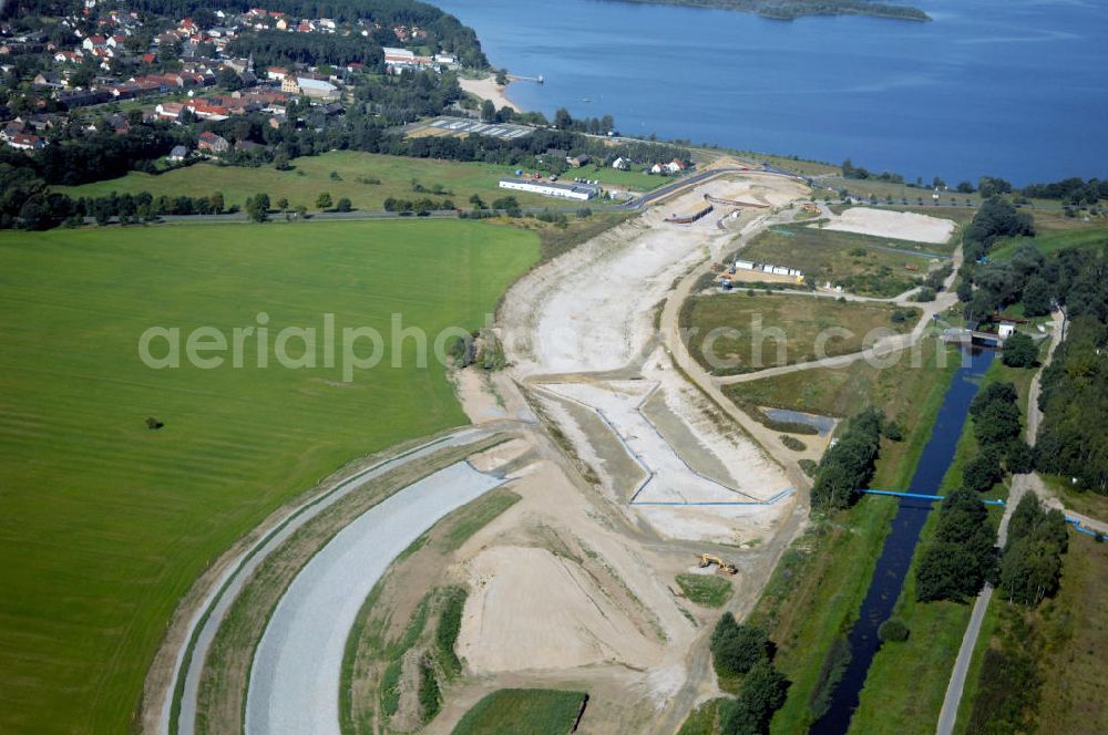 Großkoschen from the bird's eye view: Blick auf die Baustelle eines Überleiters vom Senftenberger See zum Geierswalder See. Das Lausitzer Seenland mit seinen zehn Bergbaufolgeseen soll mit 13 Überleitern in ein schiffbares mit allen Seen verbundenes Seengebiet zusammengeführt werden. Beim Projekt Überleiter 12 erfolgt die Verbindung zwischen den beiden Seen mittels zweier Tunnel / Unterquerung zum einen der Bundesstraße B 96 und zum an deren des noch zu verlegendem Wasserlaufs der Schwarzen Elster. Am Oberen Vorhafen erfolgt der Bau einer Schleuse / Schlausenanlage. Kontakt: Lausitzer und Mitteldeutsche Bergbau-Verwaltungsgesellschaft mbH, LMBV, Abteilung Liegenschaften Lausitz, Dr. Bernd Krüger, Abteilungsleiter, Tel. +49(0)3573 844-210, Fax +49(0)3573 844-602, bernd.krueger@lmbv.de; Kontakt Bauausführung: Strabag AG Direktion Straßenbau Berlin-Brandenburg, Bereich Lausitz, Güterbahnhofstraße o. Nr., 01968 Senftenberg, Tel. +49(0)3573 3723-0, Fax +49(0)3573 3723-40, ber-sb-lausitz@strabag.com