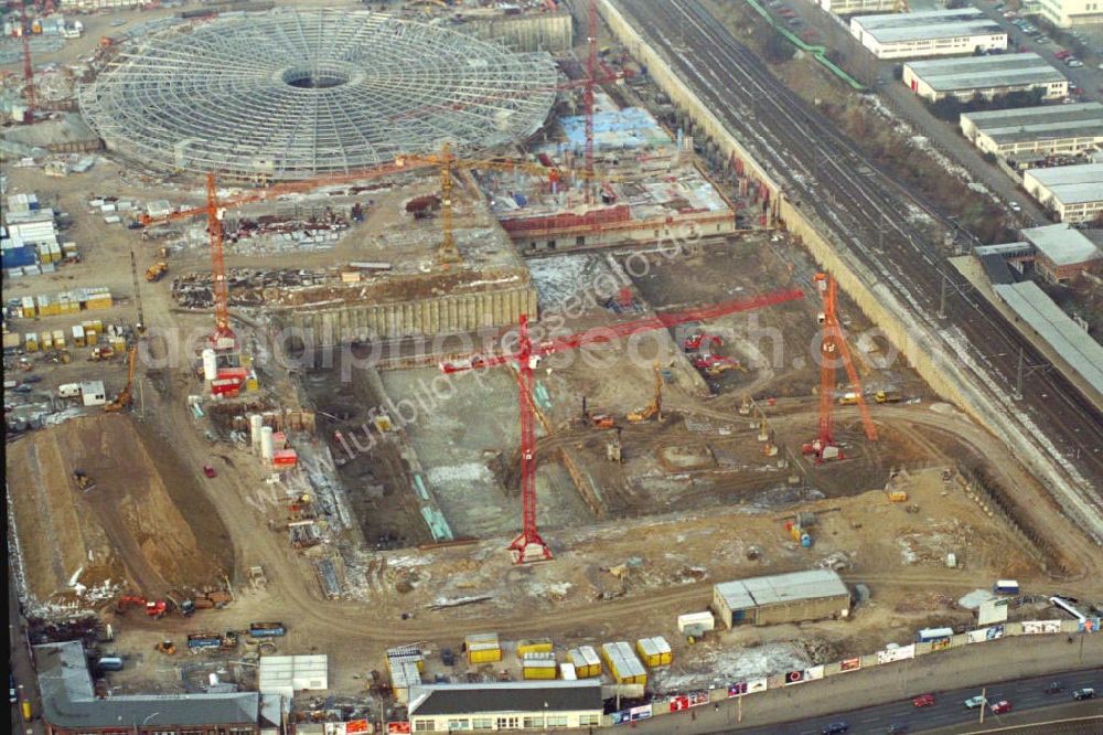 Berlin / Friedrichshain from the bird's eye view: Baustelle der BERLIN-ARENA in Berlin Friedrichshain. Datum: 1995