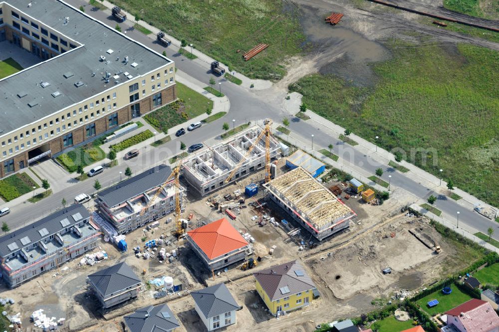 Berlin Biesdorf from above - Blick auf die Baufläche des Wohnneubaus an der Haltoner Straße in Berlin Biesdorf am Elterwerdaer Platz. Die NCC Deutschland GmbH errichet hier ein- und Mehrfamilienhäuser , welche den neuesten Energiesparverordnungen EEWärmeG und EnEV2009 entsprechen. Residential building in Berlin Biesdorf.