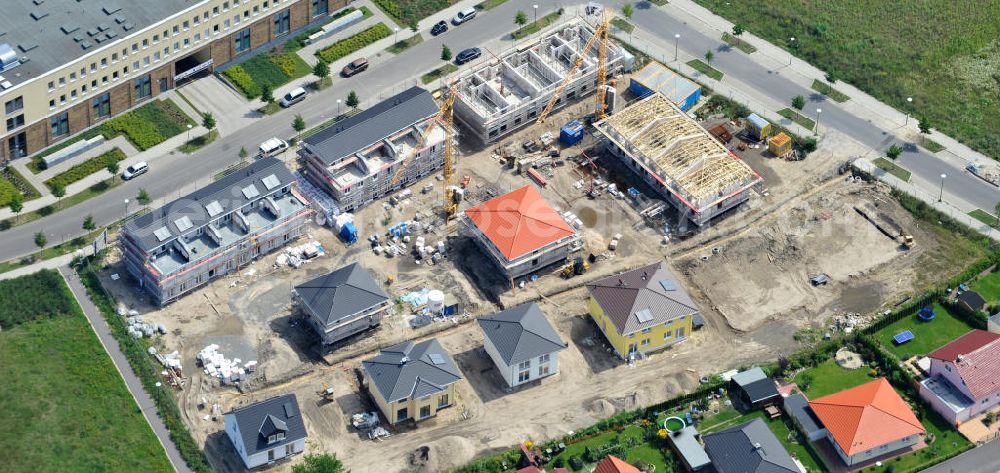 Berlin Biesdorf from the bird's eye view: Blick auf die Baufläche des Wohnneubaus an der Haltoner Straße in Berlin Biesdorf am Elterwerdaer Platz. Die NCC Deutschland GmbH errichet hier ein- und Mehrfamilienhäuser , welche den neuesten Energiesparverordnungen EEWärmeG und EnEV2009 entsprechen. Residential building in Berlin Biesdorf.