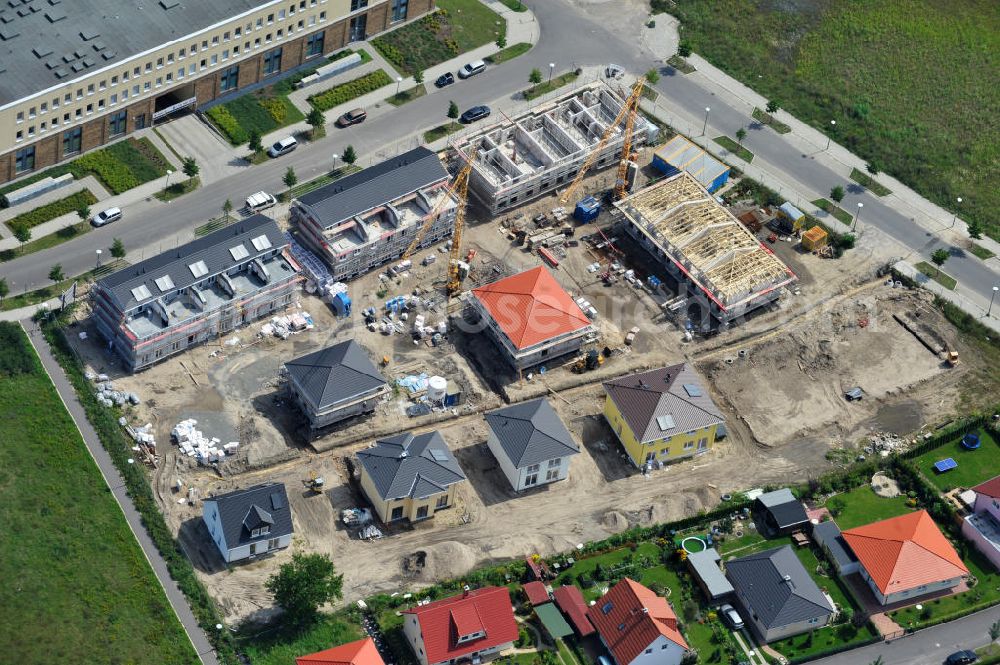 Aerial image Berlin Biesdorf - Blick auf die Baufläche des Wohnneubaus an der Haltoner Straße in Berlin Biesdorf am Elterwerdaer Platz. Die NCC Deutschland GmbH errichet hier ein- und Mehrfamilienhäuser , welche den neuesten Energiesparverordnungen EEWärmeG und EnEV2009 entsprechen. Residential building in Berlin Biesdorf.