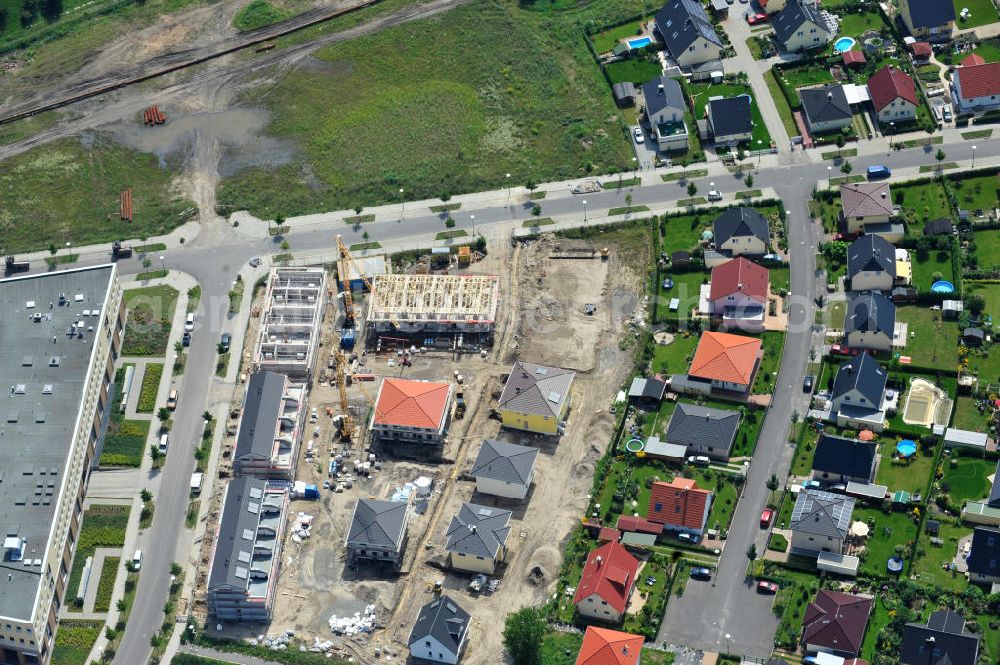 Aerial photograph Berlin Biesdorf - Blick auf die Baufläche des Wohnneubaus an der Haltoner Straße in Berlin Biesdorf am Elterwerdaer Platz. Die NCC Deutschland GmbH errichet hier ein- und Mehrfamilienhäuser , welche den neuesten Energiesparverordnungen EEWärmeG und EnEV2009 entsprechen. Residential building in Berlin Biesdorf.