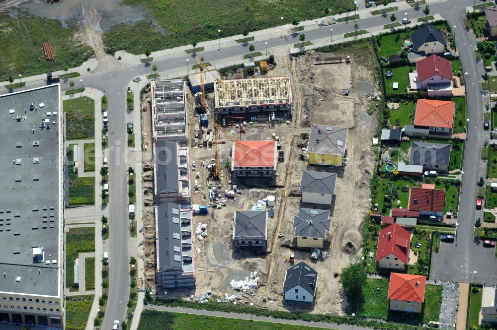 Berlin Biesdorf from the bird's eye view: Blick auf die Baufläche des Wohnneubaus an der Haltoner Straße in Berlin Biesdorf am Elterwerdaer Platz. Die NCC Deutschland GmbH errichet hier ein- und Mehrfamilienhäuser , welche den neuesten Energiesparverordnungen EEWärmeG und EnEV2009 entsprechen. Residential building in Berlin Biesdorf.