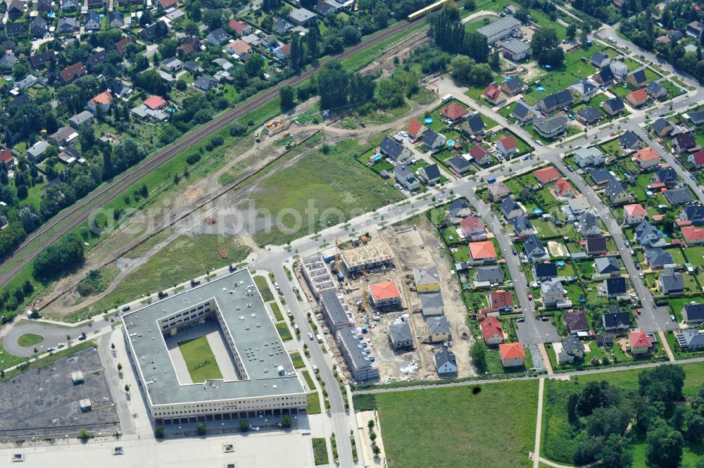 Aerial image Berlin Biesdorf - Blick auf die Baufläche des Wohnneubaus an der Haltoner Straße in Berlin Biesdorf am Elterwerdaer Platz. Die NCC Deutschland GmbH errichet hier ein- und Mehrfamilienhäuser , welche den neuesten Energiesparverordnungen EEWärmeG und EnEV2009 entsprechen. Residential building in Berlin Biesdorf.