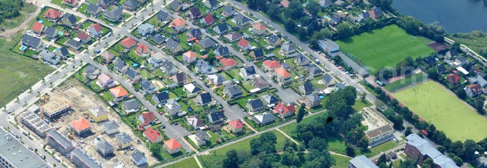 Berlin Biesdorf from above - Blick auf die Baufläche des Wohnneubaus an der Haltoner Straße in Berlin Biesdorf am Elterwerdaer Platz. Die NCC Deutschland GmbH errichet hier ein- und Mehrfamilienhäuser , welche den neuesten Energiesparverordnungen EEWärmeG und EnEV2009 entsprechen. Residential building in Berlin Biesdorf.