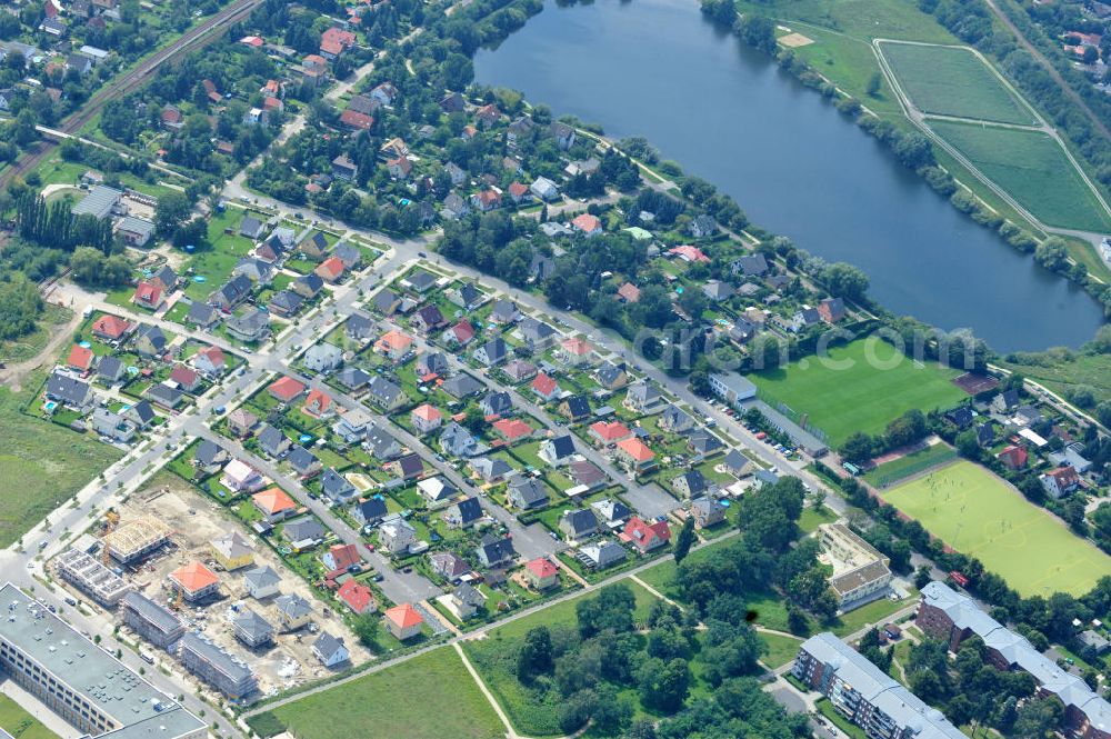 Berlin Biesdorf from the bird's eye view: Blick auf die Baufläche des Wohnneubaus an der Haltoner Straße in Berlin Biesdorf am Elterwerdaer Platz. Die NCC Deutschland GmbH errichet hier ein- und Mehrfamilienhäuser , welche den neuesten Energiesparverordnungen EEWärmeG und EnEV2009 entsprechen. Residential building in Berlin Biesdorf.