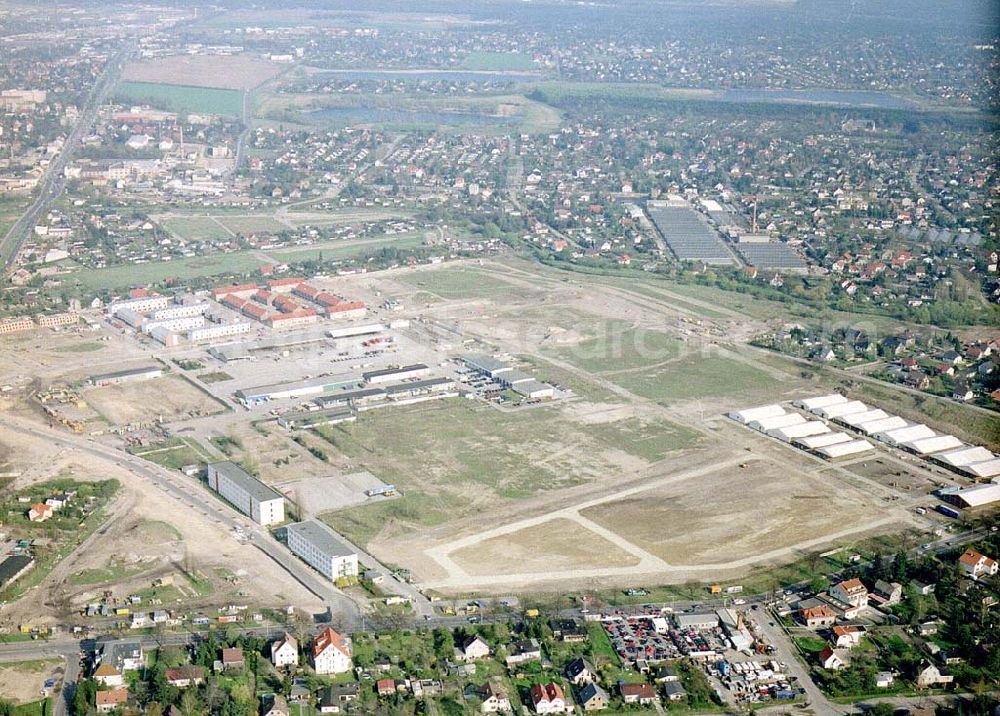 Berlin-Biesdorf from the bird's eye view: Baustelle an der B1 in Berlin - Mahlsdorf zur Errichtung eines Baumarktes und versch. Gewerbeeinheiten.