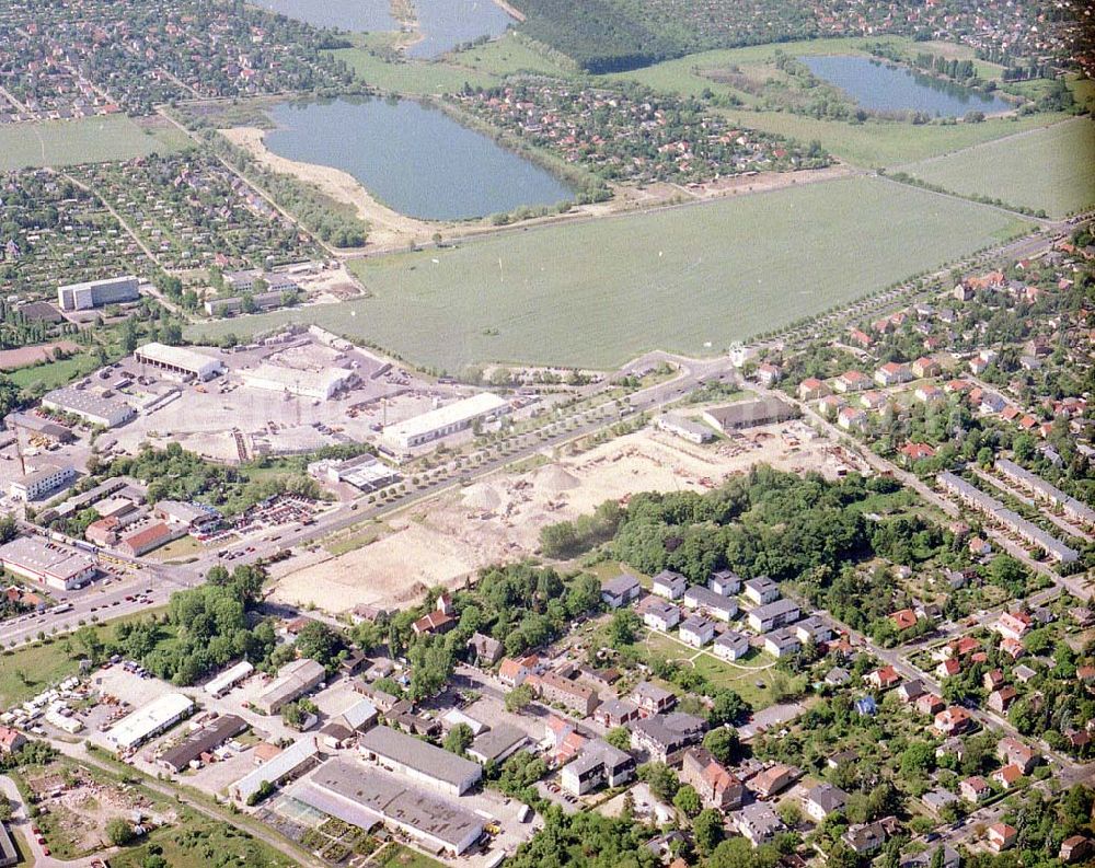 Berlin - Mahlsdorf from the bird's eye view: Baustelle an der B1 in Berlin - Mahlsdorf zur Errichtung eines Baumarktes und versch. Gewerbeeinheiten.