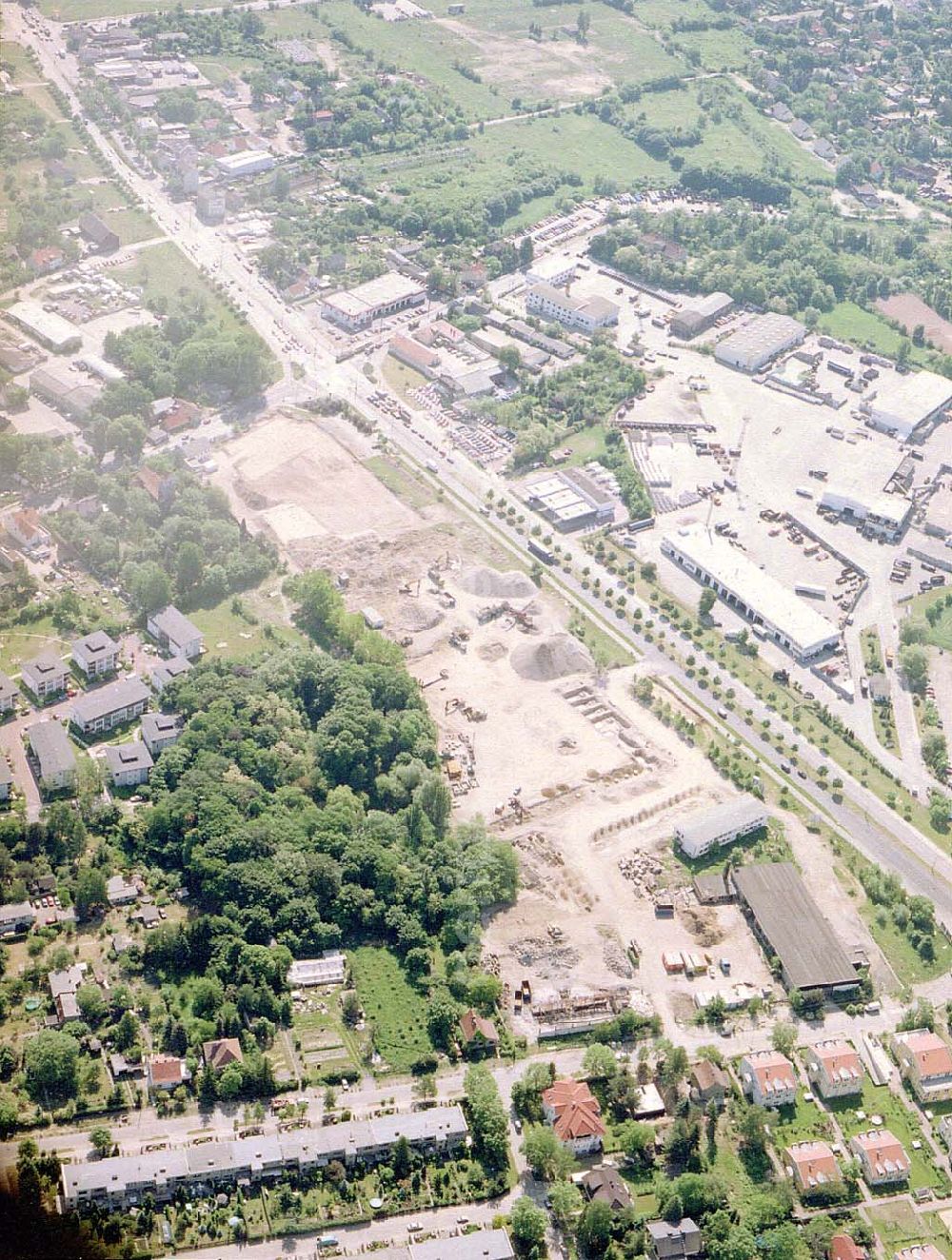 Aerial photograph Berlin - Mahlsdorf - Baustelle an der B1 in Berlin - Mahlsdorf zur Errichtung eines Baumarktes und versch. Gewerbeeinheiten.