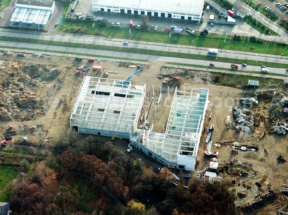 Aerial photograph Berlin - Mahlsdorf - Baustelle an der B1 in Berlin - Mahlsdorf zur Errichtung eines Baumarktes und versch. Gewerbeeinheiten.