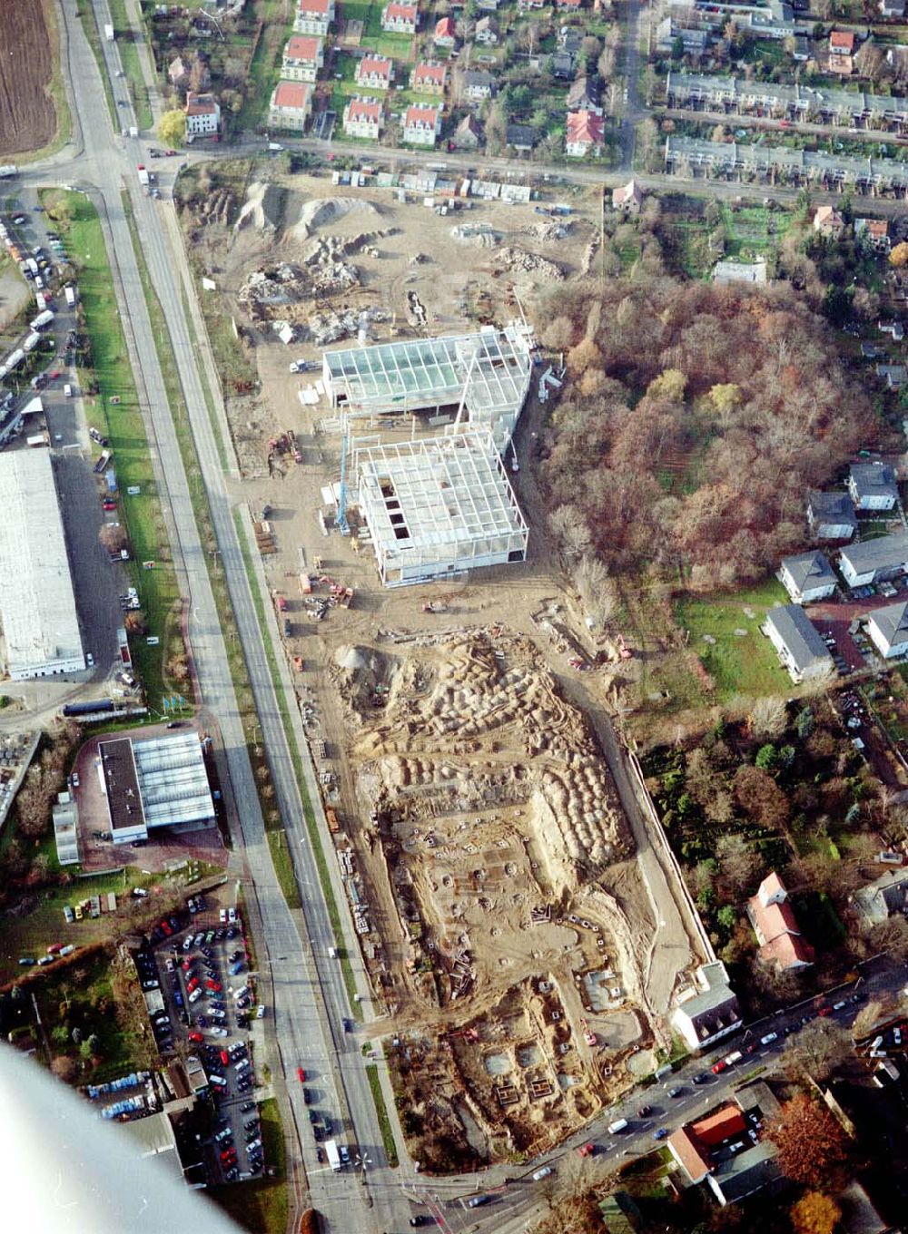 Berlin - Mahlsdorf from the bird's eye view: Baustelle an der B1 in Berlin - Mahlsdorf zur Errichtung eines Baumarktes und versch. Gewerbeeinheiten.