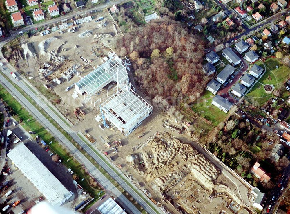 Aerial photograph Berlin - Mahlsdorf - Baustelle an der B1 in Berlin - Mahlsdorf zur Errichtung eines Baumarktes und versch. Gewerbeeinheiten.