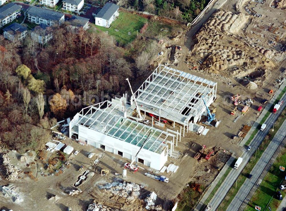 Berlin - Mahlsdorf from above - Baustelle an der B1 in Berlin - Mahlsdorf zur Errichtung eines Baumarktes und versch. Gewerbeeinheiten.