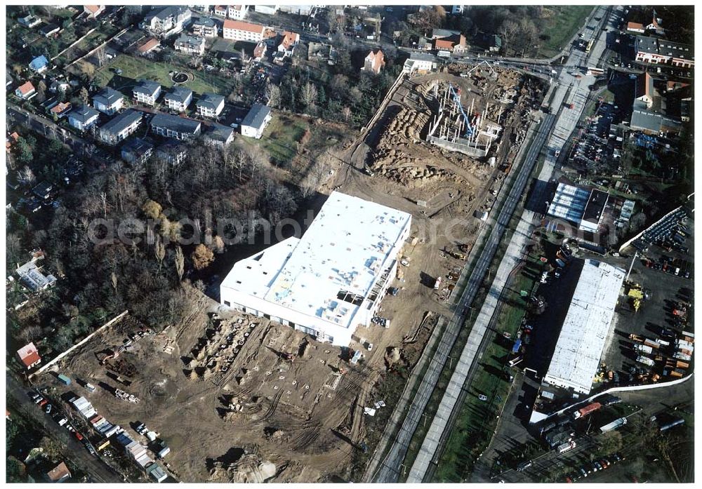 Aerial photograph Berlin - Mahlsdorf - Baustelle an der B1 in Berlin - Mahlsdorf zur Errichtung eines Baumarktes und versch. Gewerbeeinheiten.