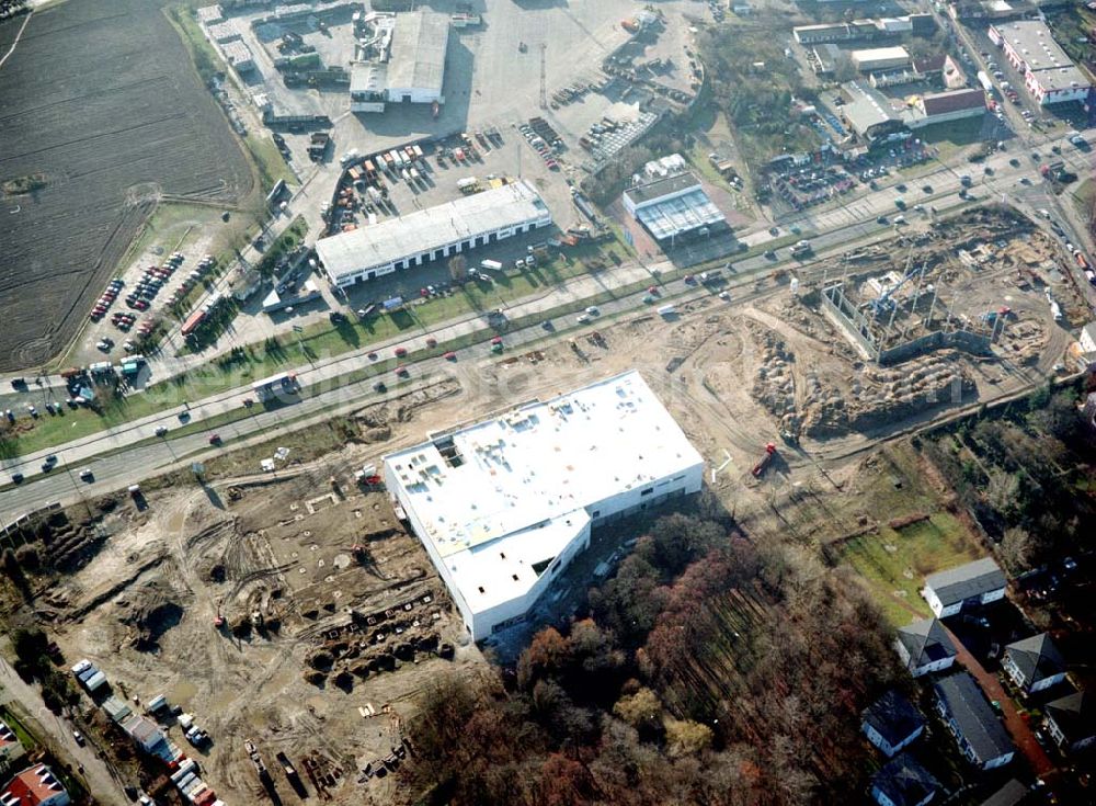 Berlin - Mahlsdorf from above - Baustelle an der B1 in Berlin - Mahlsdorf zur Errichtung eines Baumarktes und versch. Gewerbeeinheiten.