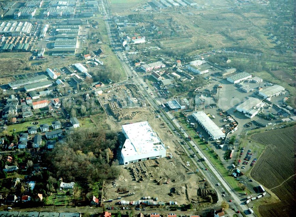 Berlin - Mahlsdorf from the bird's eye view: Baustelle an der B1 in Berlin - Mahlsdorf zur Errichtung eines Baumarktes und versch. Gewerbeeinheiten.