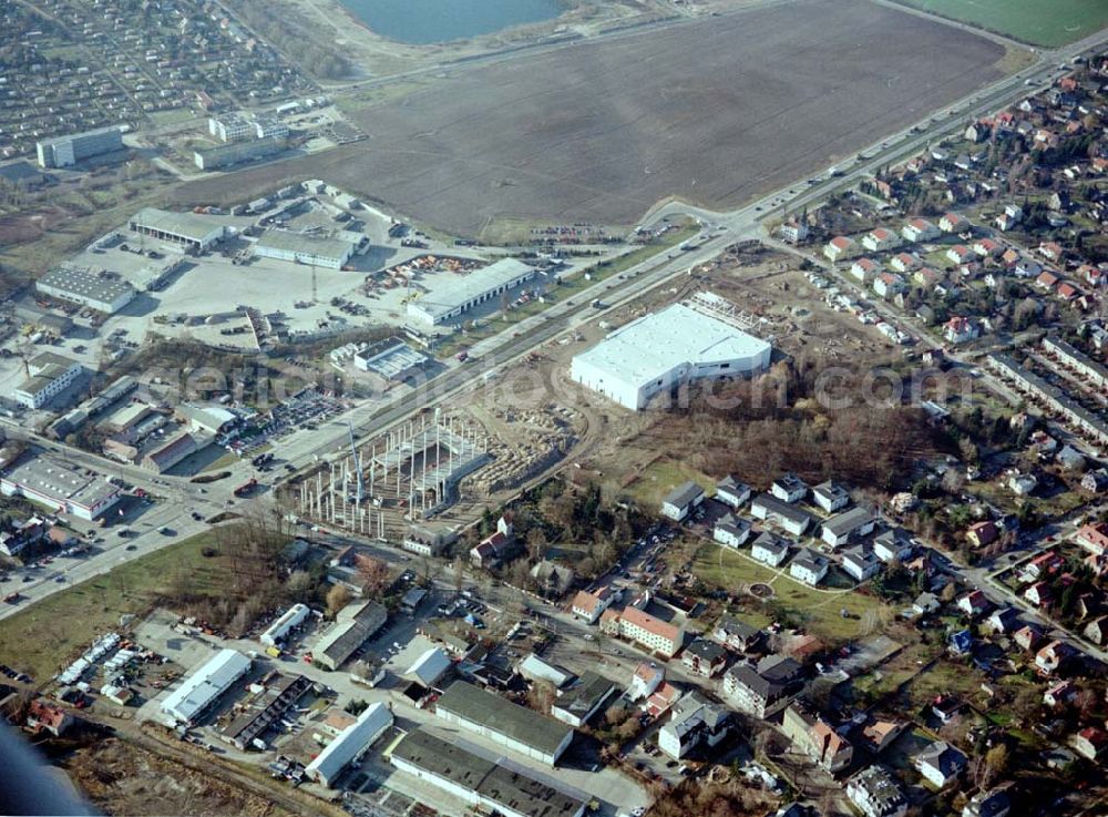 Aerial photograph Berlin - Mahlsdorf - Baustelle an der B1 in Berlin - Mahlsdorf zur Errichtung eines Baumarktes und versch. Gewerbeeinheiten.